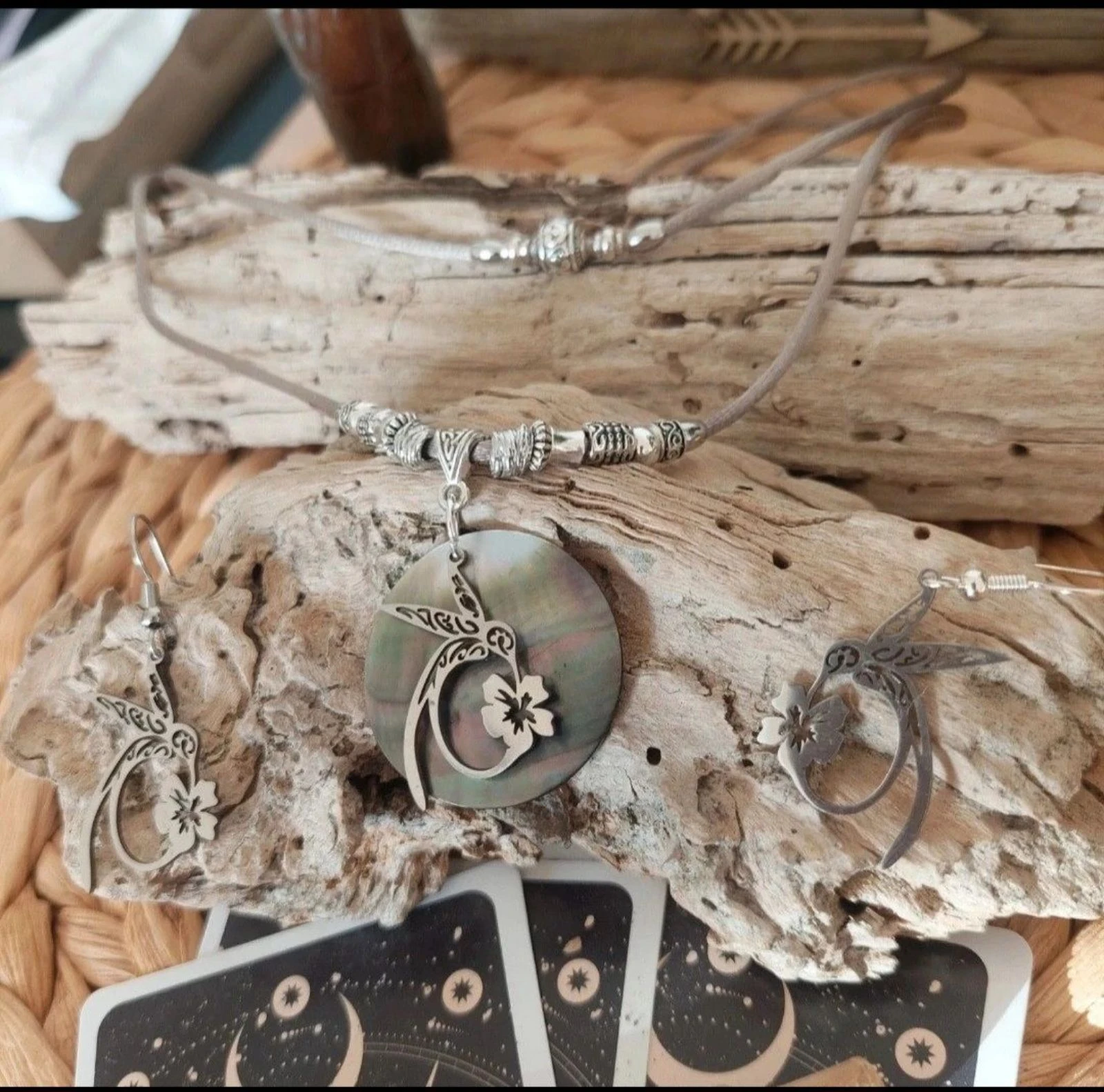 Collar boho tropical de dos hilos adorable colibrí de nácar negro – photo 6